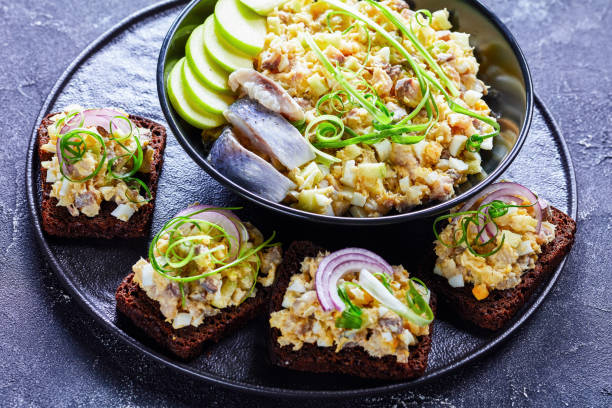 forshmak herring appetizer of herring, green apple, onion, vinegar mixed with soft butter - yiddish imagens e fotografias de stock