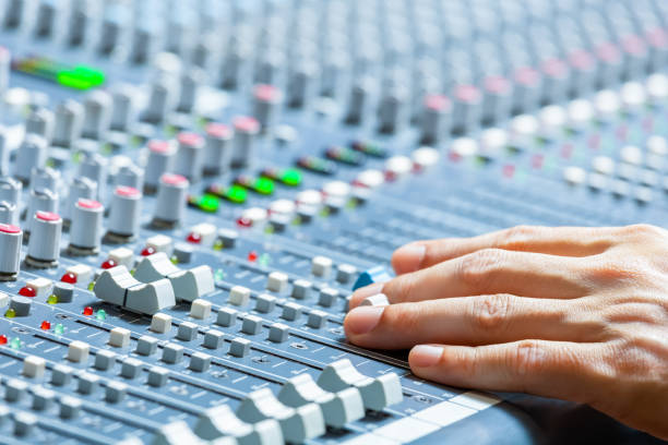 le mani dell'ingegnere del suono maschile che lavorano sulla console di mixaggio audio. broadcasting, concetto di registrazione - human finger audio foto e immagini stock