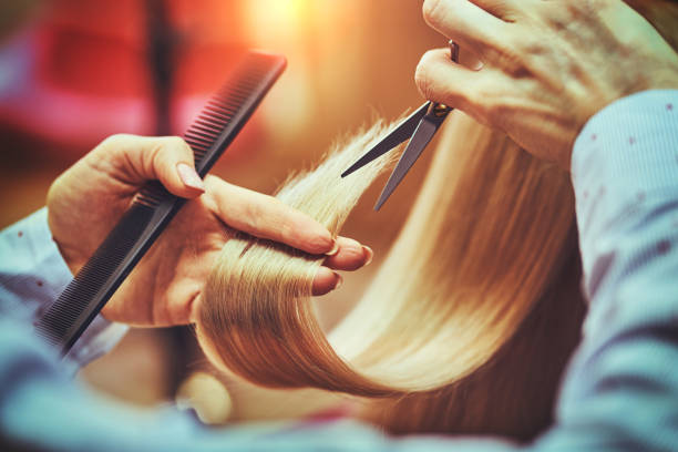 friseur schneidet lange haare in friseursalon - hair care beauty caucasian preparation stock-fotos und bilder