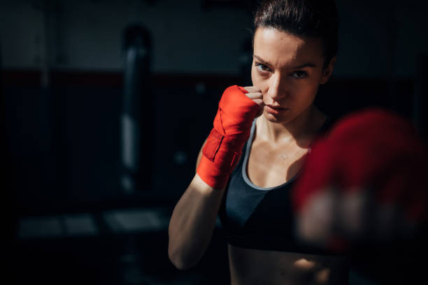 ritratto di bellissimo kick boxer che si allena in palestra - pugilato sport foto e immagini stock