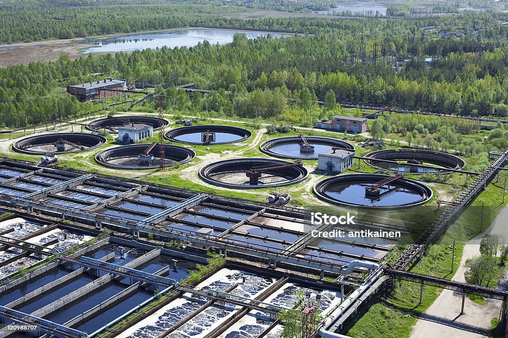 Système de recyclage d'eau dans de grands sedimentation drainages - Photo de Station d'épuration libre de droits