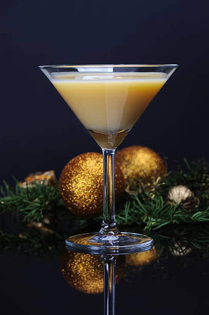 natal advocaat ovo copo de cocktail de licor - weihnachtskugel imagens e fotografias de stock