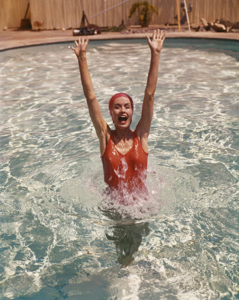 jeune femme en piscine portrait - bonnet de bain photos et images de collection