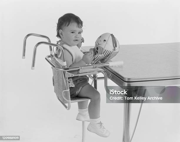 赤ちゃんの女の子ベビー用の椅子に座ってトーイ - 1962年のストックフォトや画像を多数ご用意 - 1962年, 1人, ぬいぐるみ