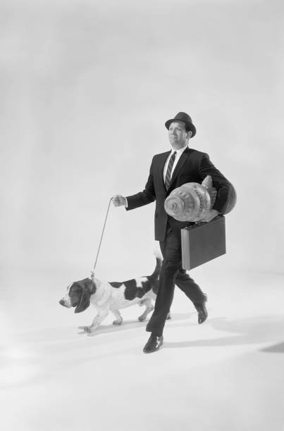 hombre caminando perro con el maletín y verás auténticos padrazos pedestal, sonriendo - historical person fotografías e imágenes de stock