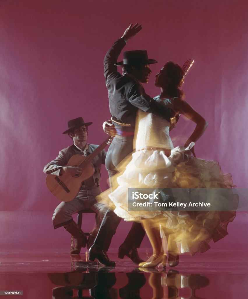 Guitarrista tocando guitarra e casal dançando em plano de fundo vermelho - Foto de stock de Filme de arquivo royalty-free