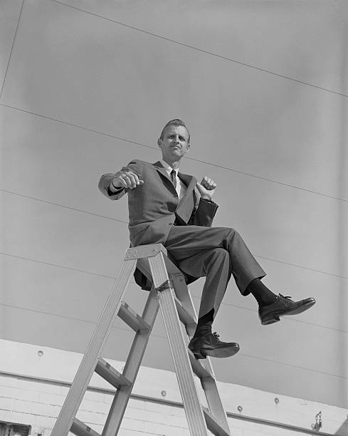 empresário sentado no topo da escada, retrato - 1966 - fotografias e filmes do acervo