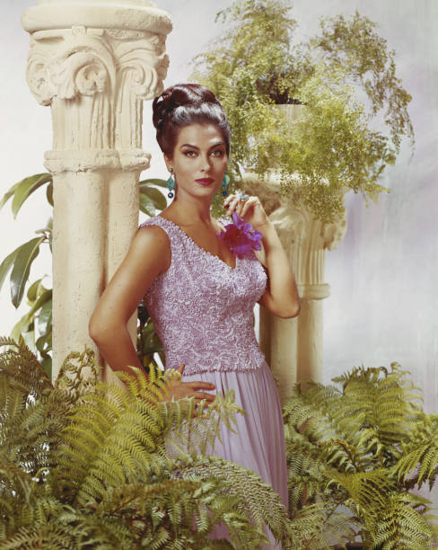 mulher em pé perto de pedestal e vaso de plantas, retrato - 1966 - fotografias e filmes do acervo
