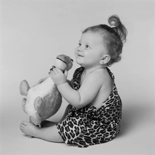 bebê brincando com brinquedos de dinossauro, sorrindo - 1985 - fotografias e filmes do acervo