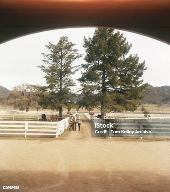 Giovane Coppia Romancing Al Ranch - Fotografie stock e altre immagini di Adulto - Adulto, Albero, Ambientazione esterna