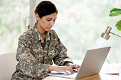 mid-adult-female-soldat-arbeitet-auf-laptop-zu-hause.jpg?b=1&s=170x170&k=20&c=LjRqjcRKpYc-E8JWHbYy4ue1c6Gb_VXAdxsQO-ng6ac=
