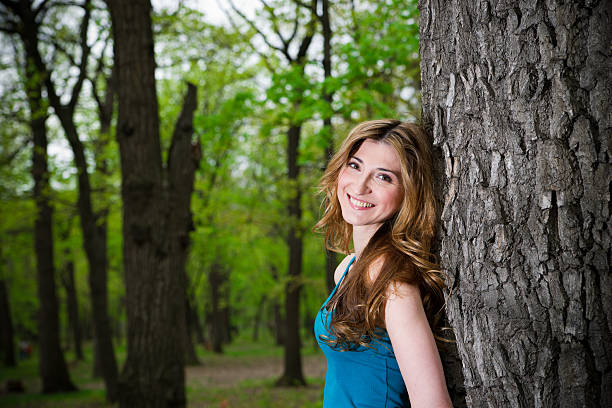 幸せな若い女性 - human face women tree area tank top ストックフォトと画像