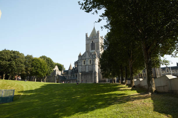 крайстчерчский собор в дублине, ирландия - christ church cathedral стоковые фото и изображения