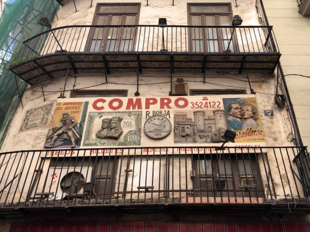 anuncio anticuario en la antigua pared del edificio - humphrey bogart fotografías e imágenes de stock