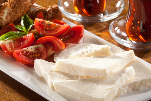 Rodajas de queso feta turco con té photo