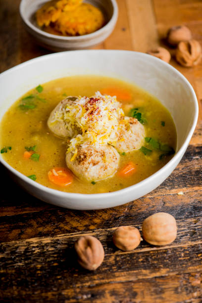 zuppa di palla matzo. zuppa classica a base di brodo di pollo o verdure e gnocchi di palline di matzo. classico ristorante americano o preferito da commensale. zuppa fatta in casa con brodo di pollo, tagliatelle carote di sedano condite con sale e pepe e g - cooking close up matzo food foto e immagini stock