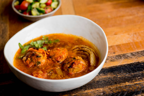 matzo ball zupa. klasyczna zupa z kurczaka lub bulionu warzyw i pierogów z kulkami matzo. klasyczna restauracja amerykańska lub diner ulubione. domowa zupa z bulionem z kurczaka, makaronem marchew selera doprawiona solą i pieprzem i przyozdobiona włosk - matzo ball hebrew script food dumpling zdjęcia i obrazy z banku zdjęć