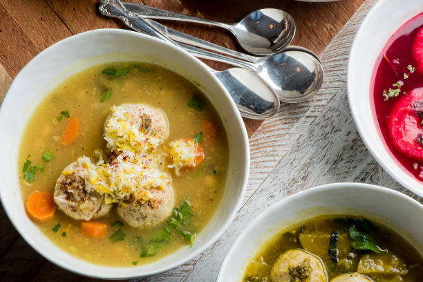 zuppa di palla matzo. zuppa classica a base di brodo di pollo o verdure e gnocchi di palline di matzo. classico ristorante americano o preferito da commensale. zuppa fatta in casa con brodo di pollo, tagliatelle carote di sedano condite con sale e pepe e g - cooking close up matzo food foto e immagini stock