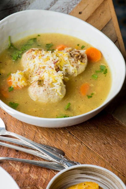 matzo ball zupa. klasyczna zupa z kurczaka lub bulionu warzyw i pierogów z kulkami matzo. klasyczna restauracja amerykańska lub diner ulubione. domowa zupa z bulionem z kurczaka, makaronem marchew selera doprawiona solą i pieprzem i przyozdobiona włosk - cooking close up matzo food zdjęcia i obrazy z banku zdjęć