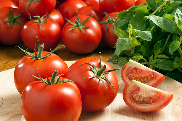 トマト - beefsteak tomato ストックフォトと画像