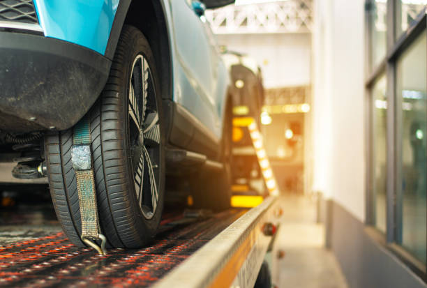 Tow truck towing a broken down car on the service center repair Loading broken car on a tow truck on a roadside Tow truck towing a broken down car on the service center repair Loading broken car on a tow truck on a roadside towing photos stock pictures, royalty-free photos & images