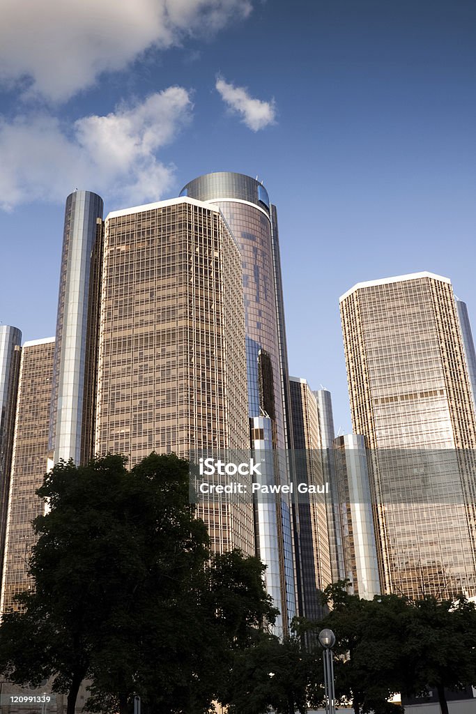 Regarder le Renaissance Center de Détroit - Photo de Appartement libre de droits