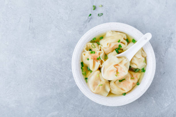 bol de sopa wonton. sopa de wonton de camarones o cerdo con cebolla verde - bamboo shoot fotos fotografías e imágenes de stock