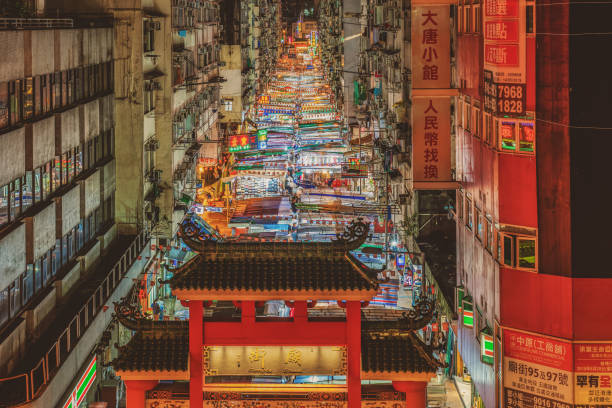 top-view-szene der public temple street am 4. juli 2019 im yau ma tei bahnhofsviertel, hongkong - store market china city street stock-fotos und bilder