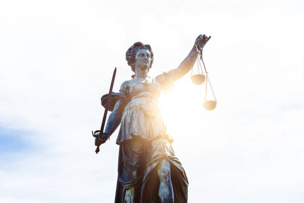 Justice statue with sunlight Justice statue with sunlight sonne stock pictures, royalty-free photos & images