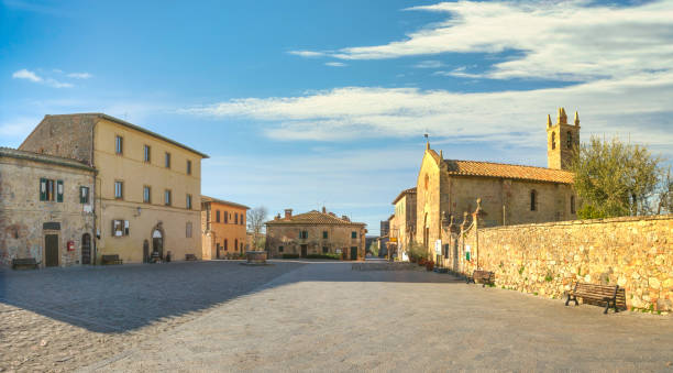 place principale dans le village fortifié de monteriggioni, sienne, toscane. italie - monteriggioni tuscany chianti region fort photos et images de collection