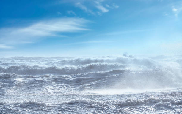 бурное море с волнами и пеной во время штормового ветра. тирренское море, тоскана, италия. - breaking wind стоковые фото и изображения