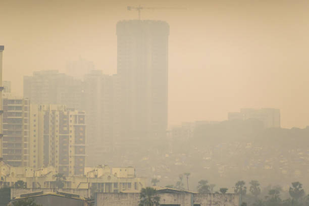 smog und luftverschmutzung in mumbai - luftverschmutzung stock-fotos und bilder
