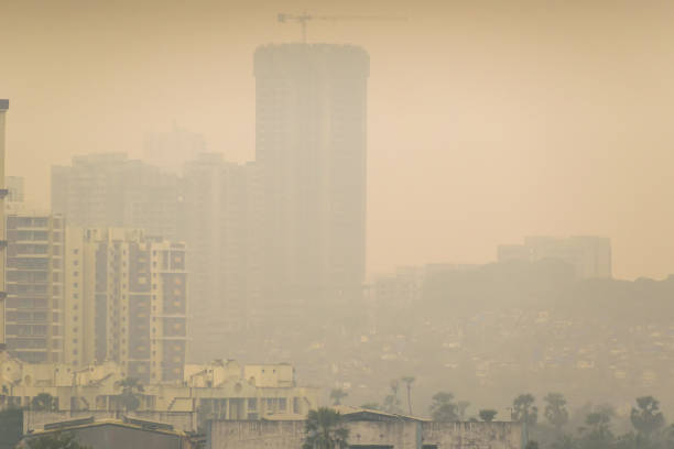 smog e inquinamento atmosferico a mumbai - air pollution immagine foto e immagini stock