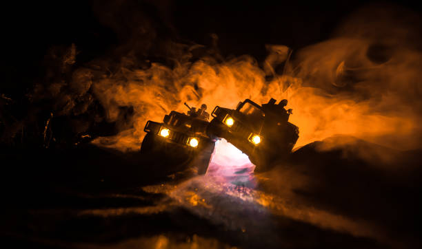 concepto de guerra. escena de batalla en el fondo del cielo de niebla de guerra, siluetas de lucha por debajo del horizonte nublado por la noche. - car individuality military 4x4 fotografías e imágenes de stock