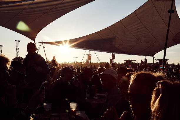 puesta de sol sobre el festival de roskilde - roskilde fotografías e imágenes de stock