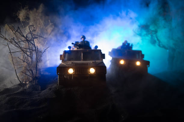 concepto de guerra. escena de batalla en el fondo del cielo de niebla de guerra, siluetas de lucha por debajo del horizonte nublado por la noche. - car individuality military 4x4 fotografías e imágenes de stock