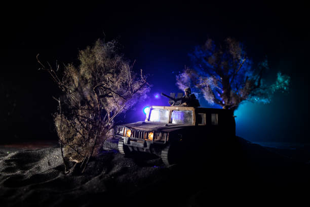 concepto de guerra. escena de batalla en el fondo del cielo de niebla de guerra, siluetas de lucha por debajo del horizonte nublado por la noche. - car individuality military 4x4 fotografías e imágenes de stock