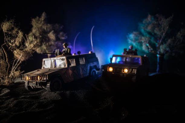 concepto de guerra. escena de batalla en el fondo del cielo de niebla de guerra, siluetas de lucha por debajo del horizonte nublado por la noche. - car individuality military 4x4 fotografías e imágenes de stock