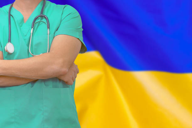 ウクライナの旗の背景に聴診器を持つ男性外科医や医師。ウクライナの医療、手術、医療の概念。 - ukrainian culture ストックフォトと画像