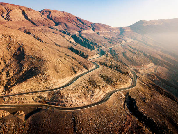 route de montagne de désert sur la montagne de jais dans la vue aérienne d’eau - ras al khaimah photos et images de collection