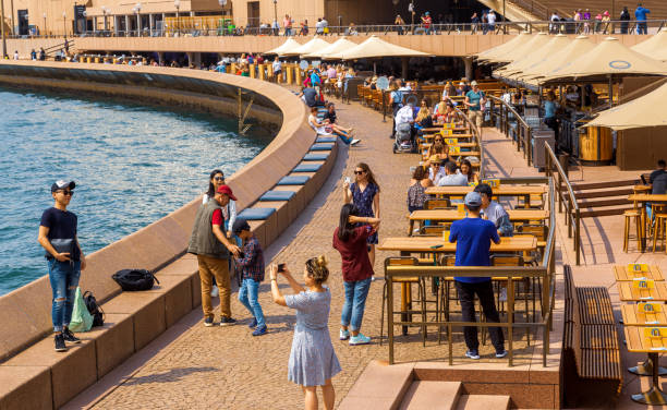 restaurante popular cerca de sydney opera house - sydney australia the rocks australia architectural styles fotografías e imágenes de stock