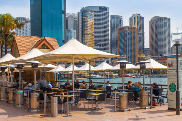 restaurante popular cerca de sydney opera house - sydney australia the rocks australia architectural styles fotografías e imágenes de stock