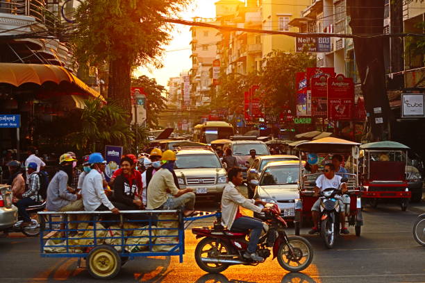 vida cotidiana na hora do rush em phnom penh - phnom penh - fotografias e filmes do acervo