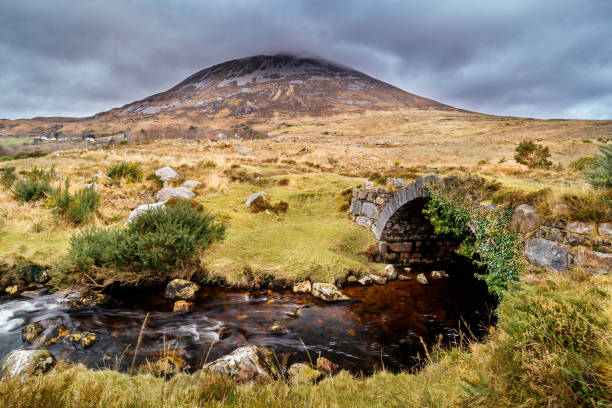 エリガル山の景色を望む川に架かる古い小さな石橋 - republic of ireland mount errigal mountain landscape ストックフォトと画像