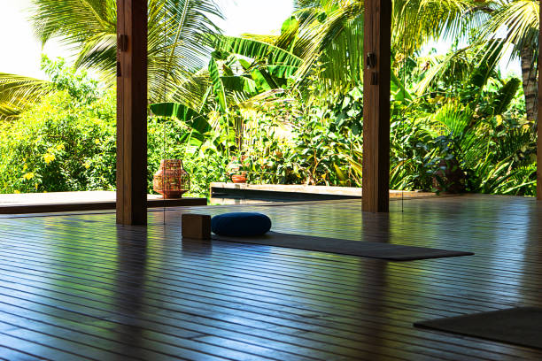 offene tropische yoga-studio platz mit blick auf den schönen garten mit palmen und meer. - sauna und nassmassage stock-fotos und bilder