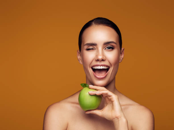 mujer comer manzana verde - apple women green eating fotografías e imágenes de stock
