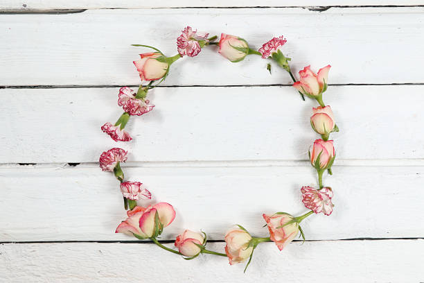 Arrangement of flowers on a wooden isolated background, place for text, flat lay. Creative modern bouquet, minimal holiday and spring concept. Greeting card for Women's Day or Valentine's Day, happy birthday, wedding, disposición de las flores sobre un fondo aislado de madera, lugar para el texto, plana puesta. ramo creativo moderno, vacaciones minimalistas y concepto primaveral. tarjeta de felicitación para el día de la mujer o el día de san valentín, feliz cumple