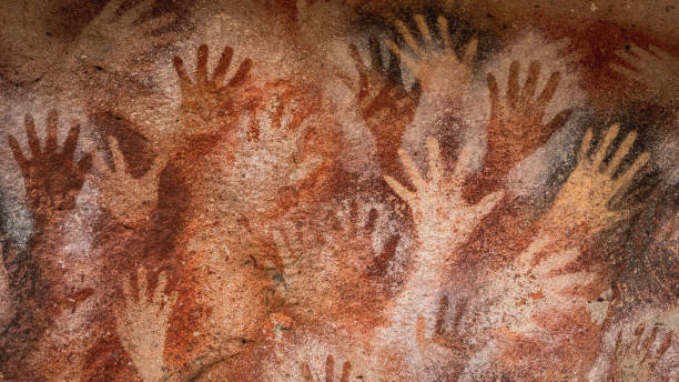 pinturas rupestres antigas na caverna das mãos, também conhecida como cueva de las manos, na província de santa cruz, patagônia argentina - prehistoric art fotos - fotografias e filmes do acervo