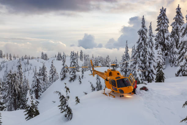 수색 및 구조는 오지에서 남자 스키어를 구출 - rescue helicopter mountain snow 뉴스 사진 이미지