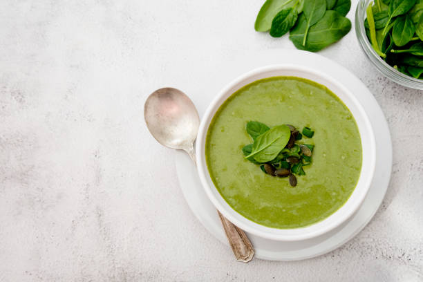 kremowa zupa jarzynowa na jasnym stole. zdrowe detox żywności. kuchnia wegetariańska. - soup zucchini spinach cream zdjęcia i obrazy z banku zdjęć